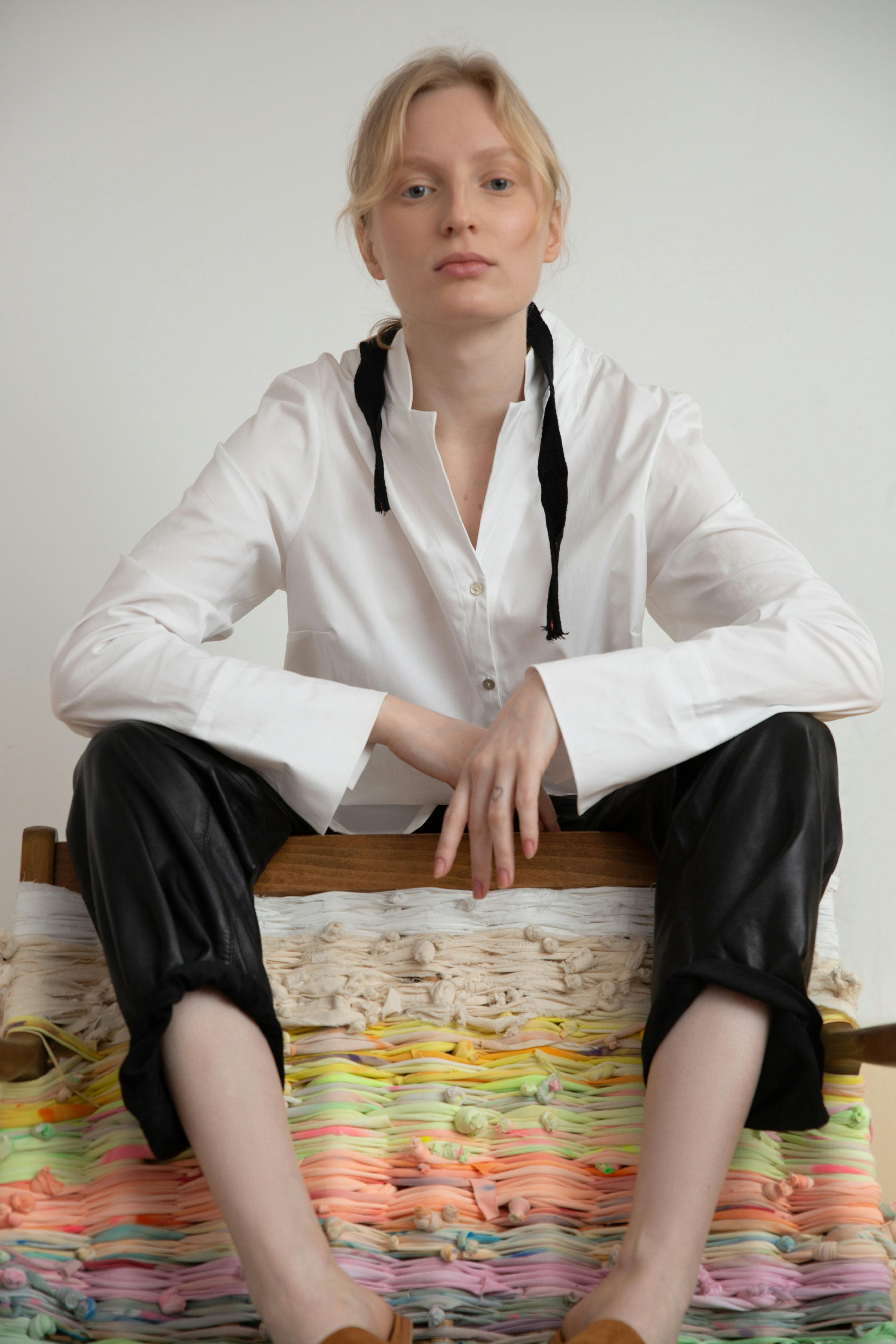 Woman wearing the Mirta collared shirt showing the characteristic attributes of a shirt by Mikke