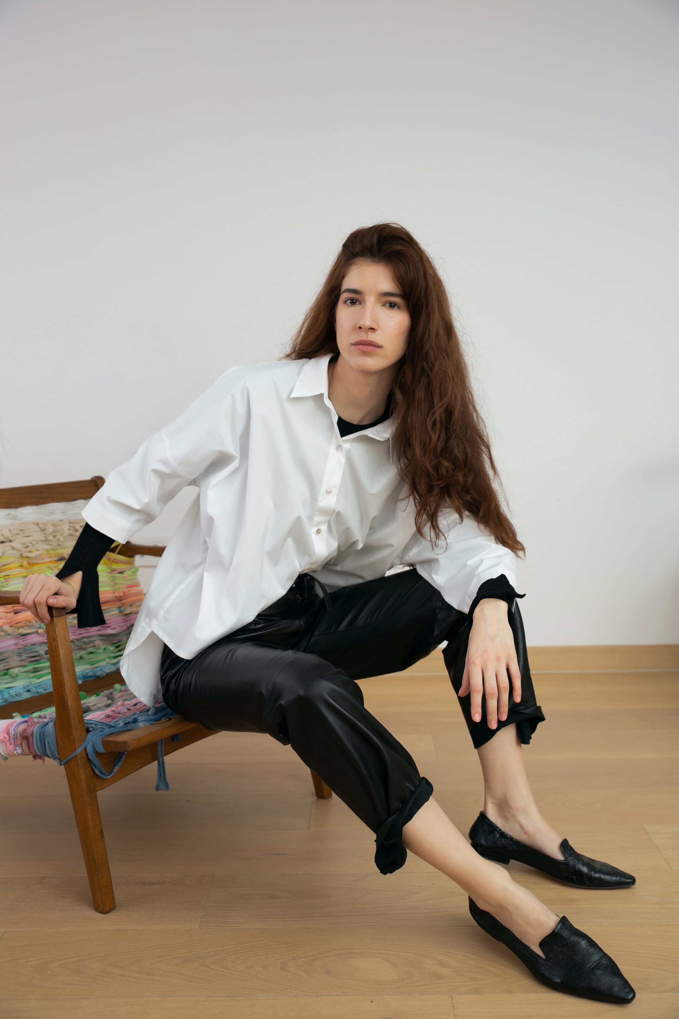 Featuring 3/4 sleeves and a shortened front body, this garment offers a comfortably oversized fit. The design balances a relaxed feel with a touch of modernity, creating an effortlessly chic and laid-back look.